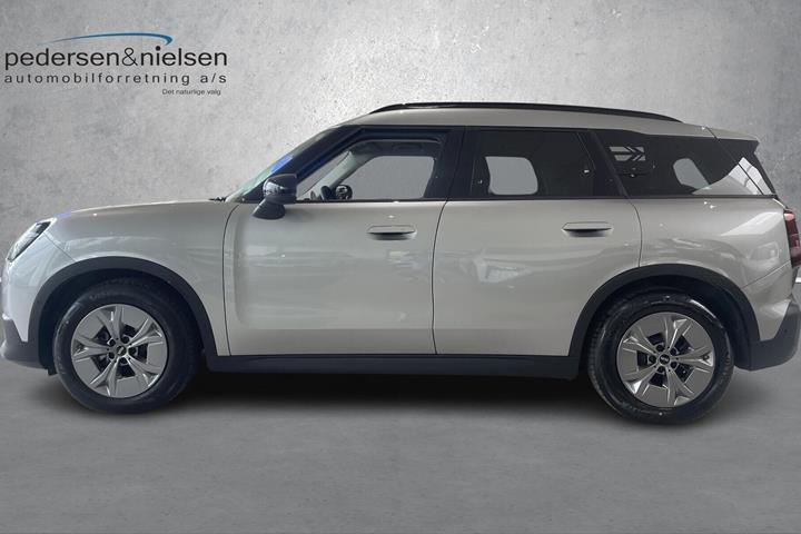 Sølv Mini Countryman fra 2025 set udefra