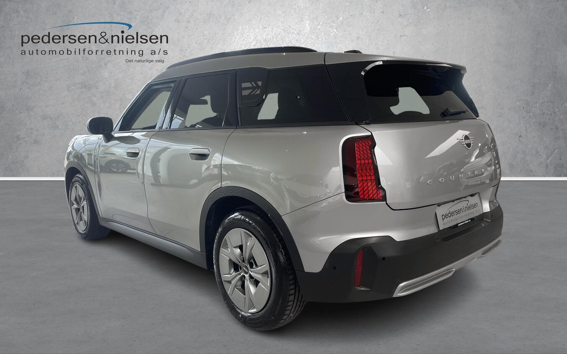 Sølv Mini Countryman fra 2025 set udefra