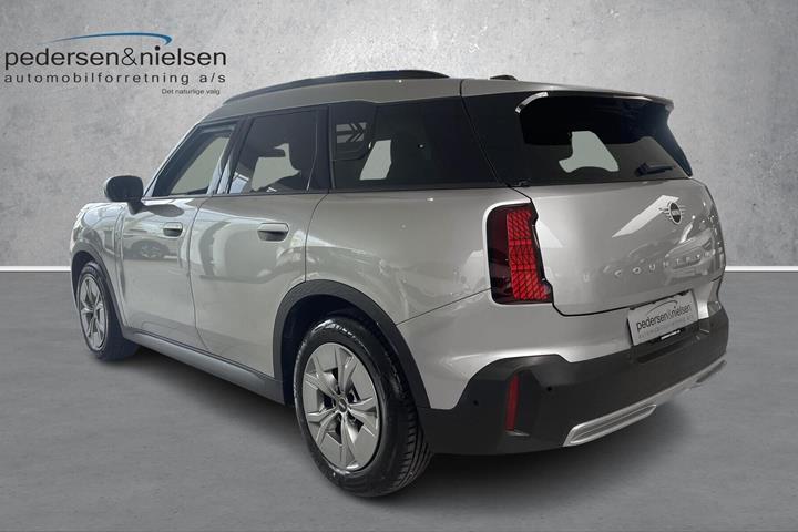 Sølv Mini Countryman fra 2025 set udefra