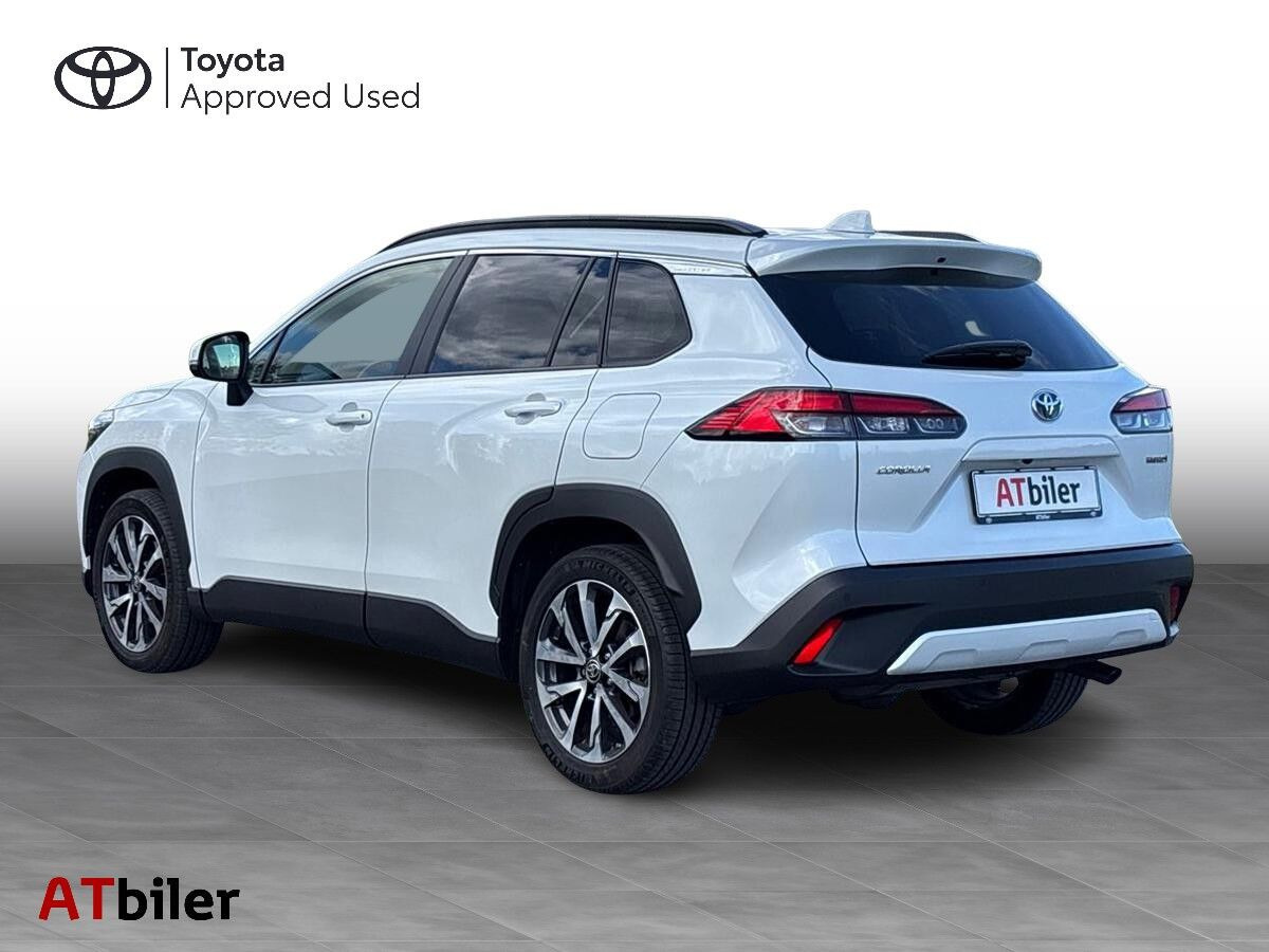 Hvid Toyota Corolla Cross fra 2023