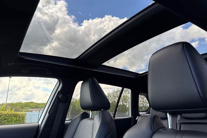 Hvid Toyota Corolla Cross fra 2023