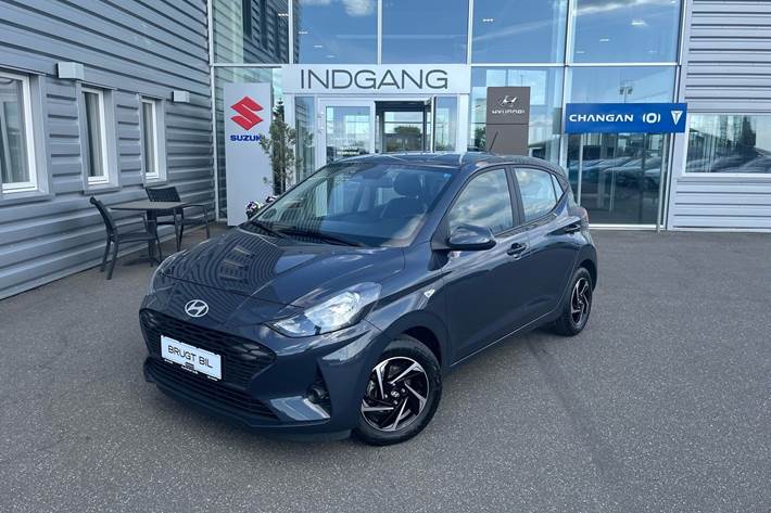 Grå Hyundai i10 fra 2023