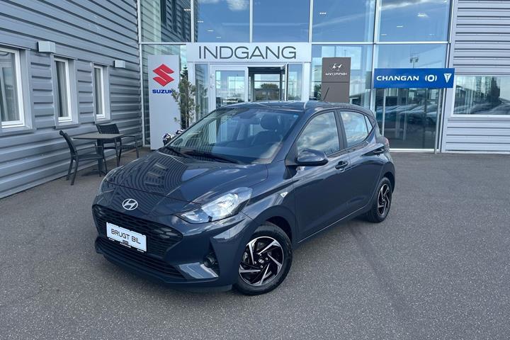 Grå Hyundai i10 fra 2023 set udefra