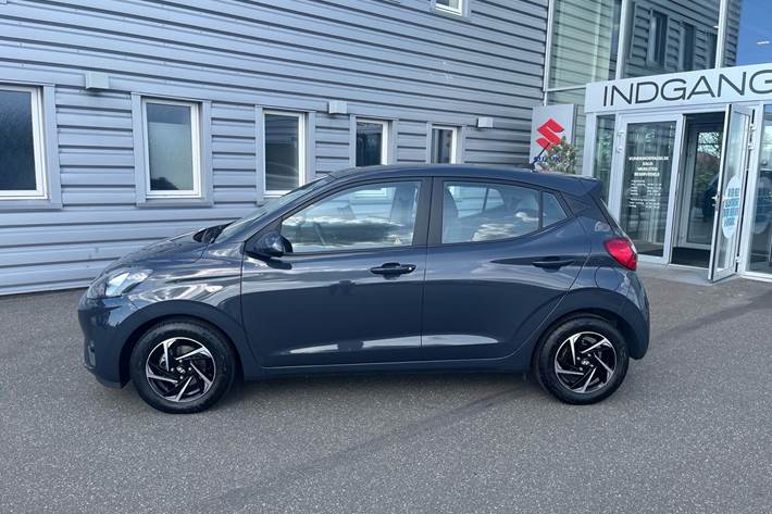 Grå Hyundai i10 fra 2023