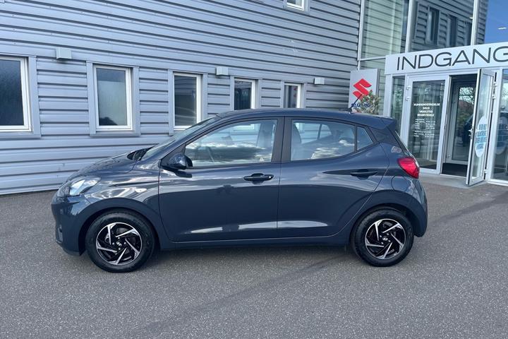 Grå Hyundai i10 fra 2023