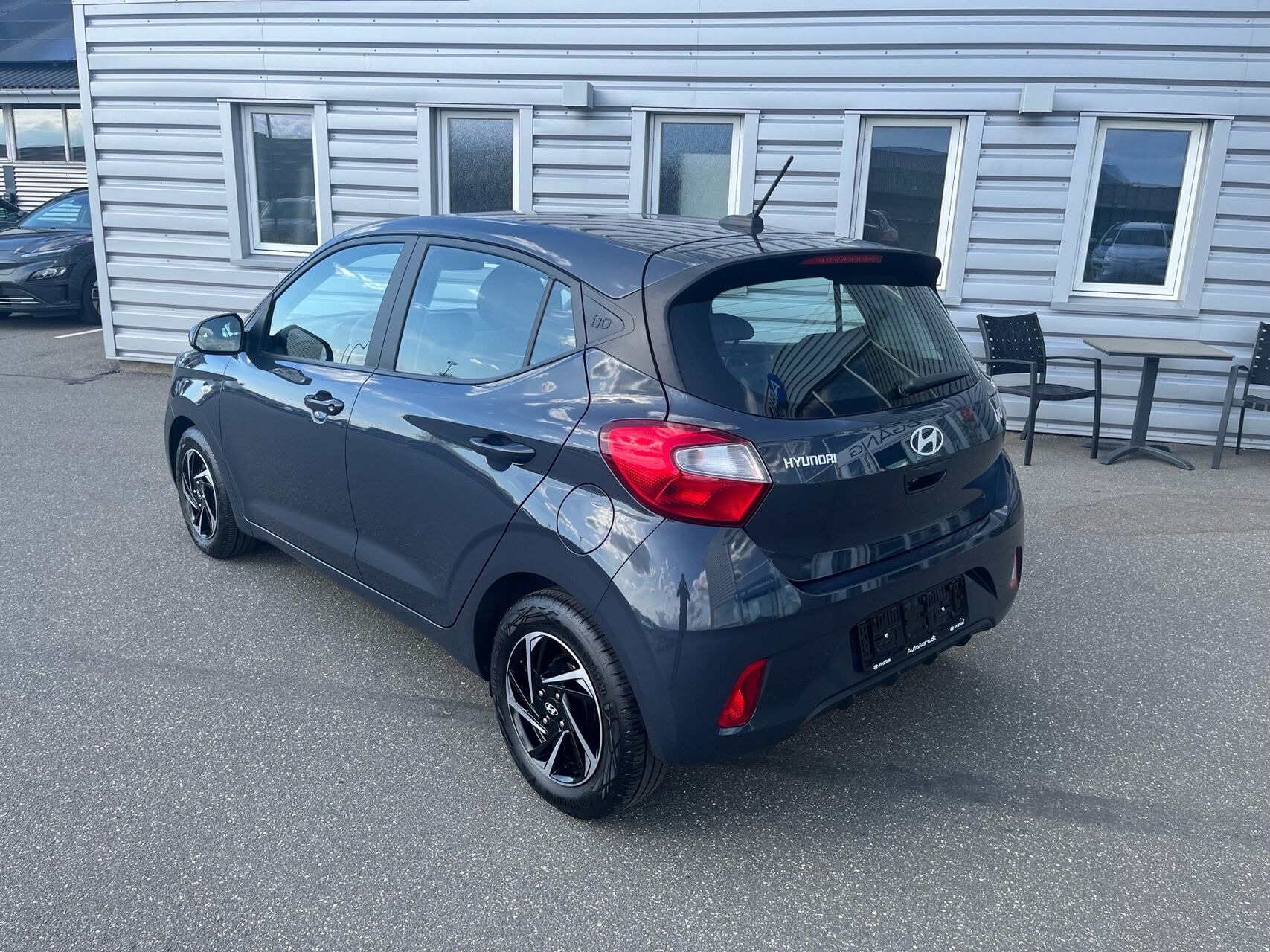 Grå Hyundai i10 fra 2023