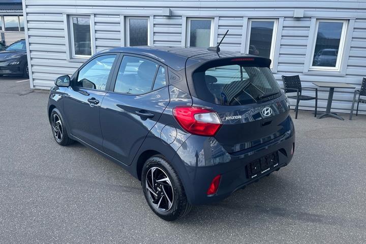 Grå Hyundai i10 fra 2023