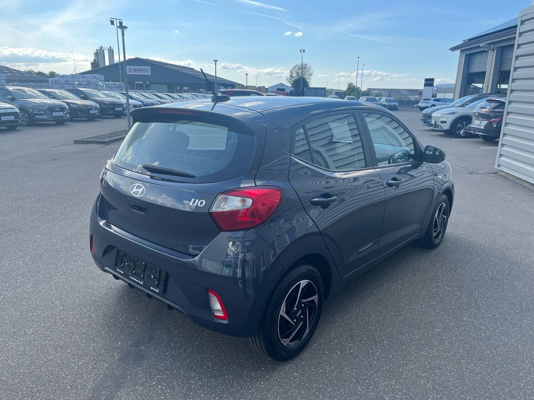 Grå Hyundai i10 fra 2023