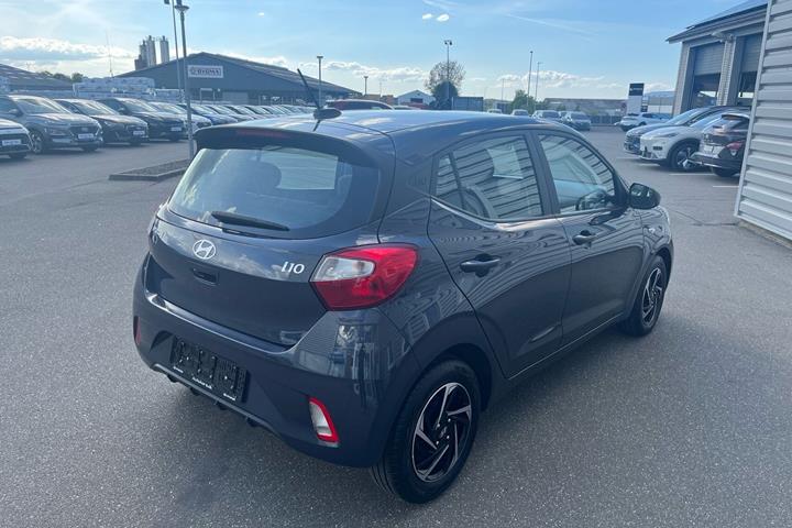 Grå Hyundai i10 fra 2023
