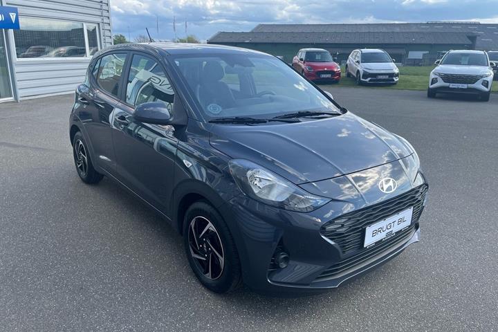 Grå Hyundai i10 fra 2023