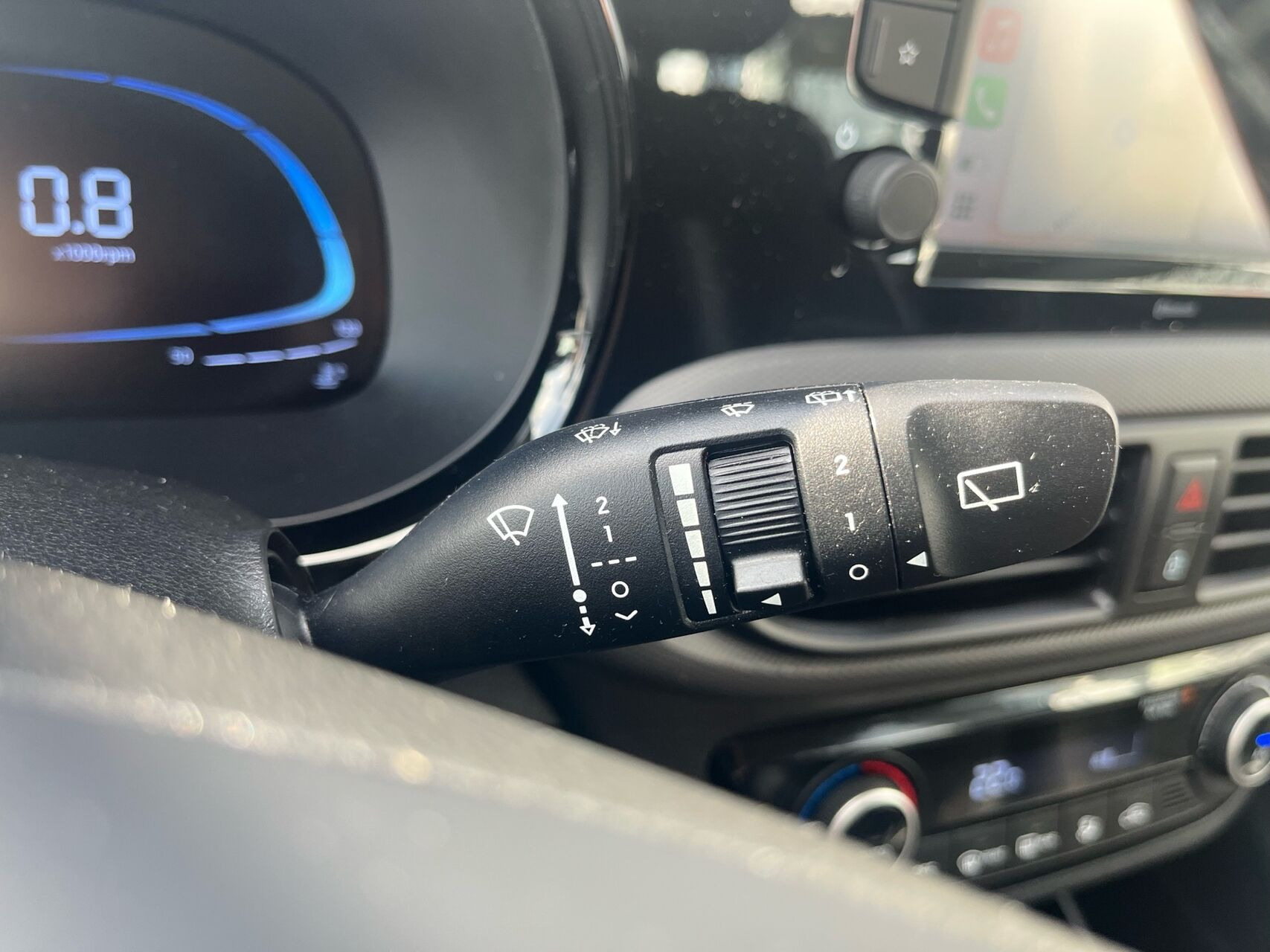 Grå Hyundai i10 fra 2023