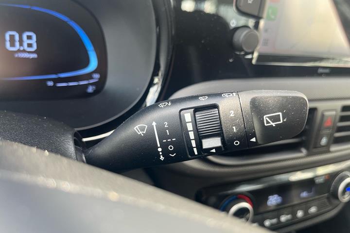 Grå Hyundai i10 fra 2023