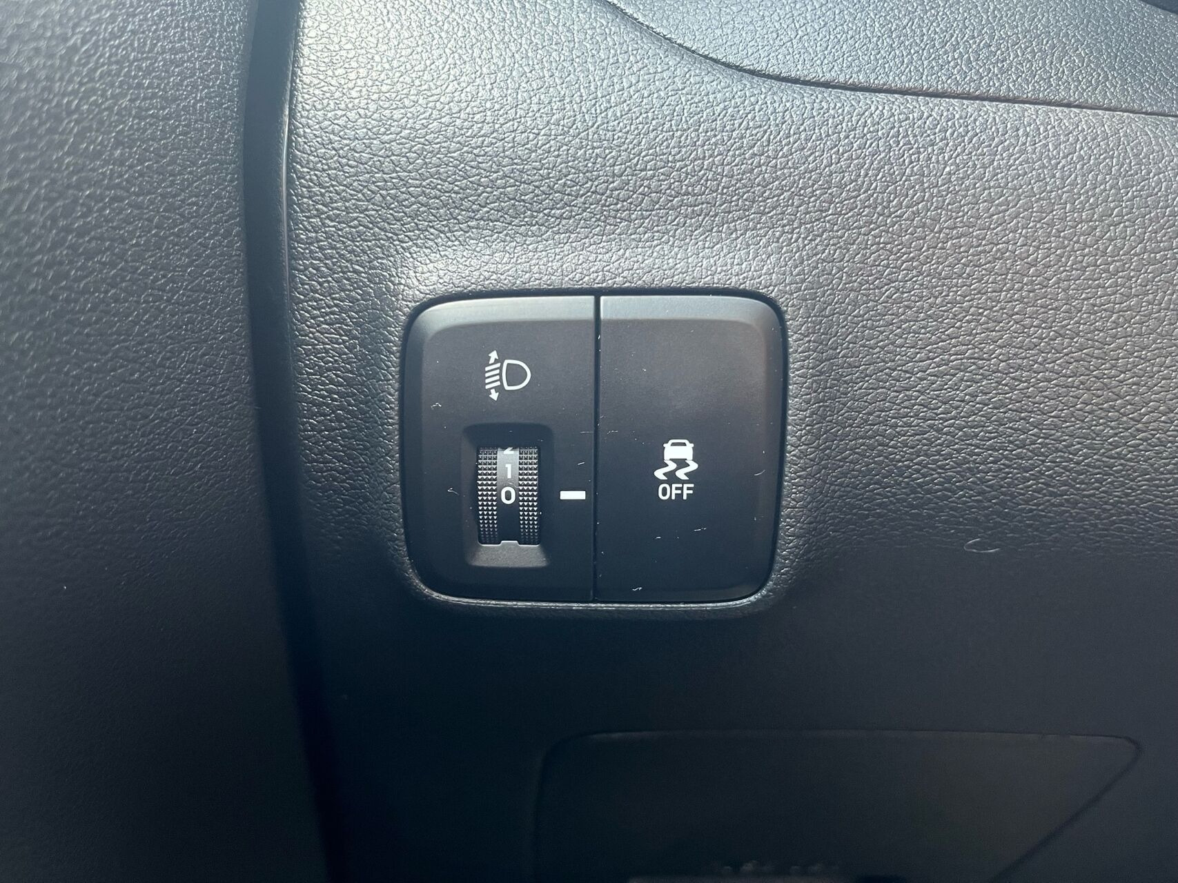 Grå Hyundai i10 fra 2023