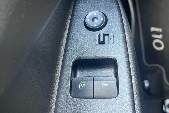 Grå Hyundai i10 fra 2023