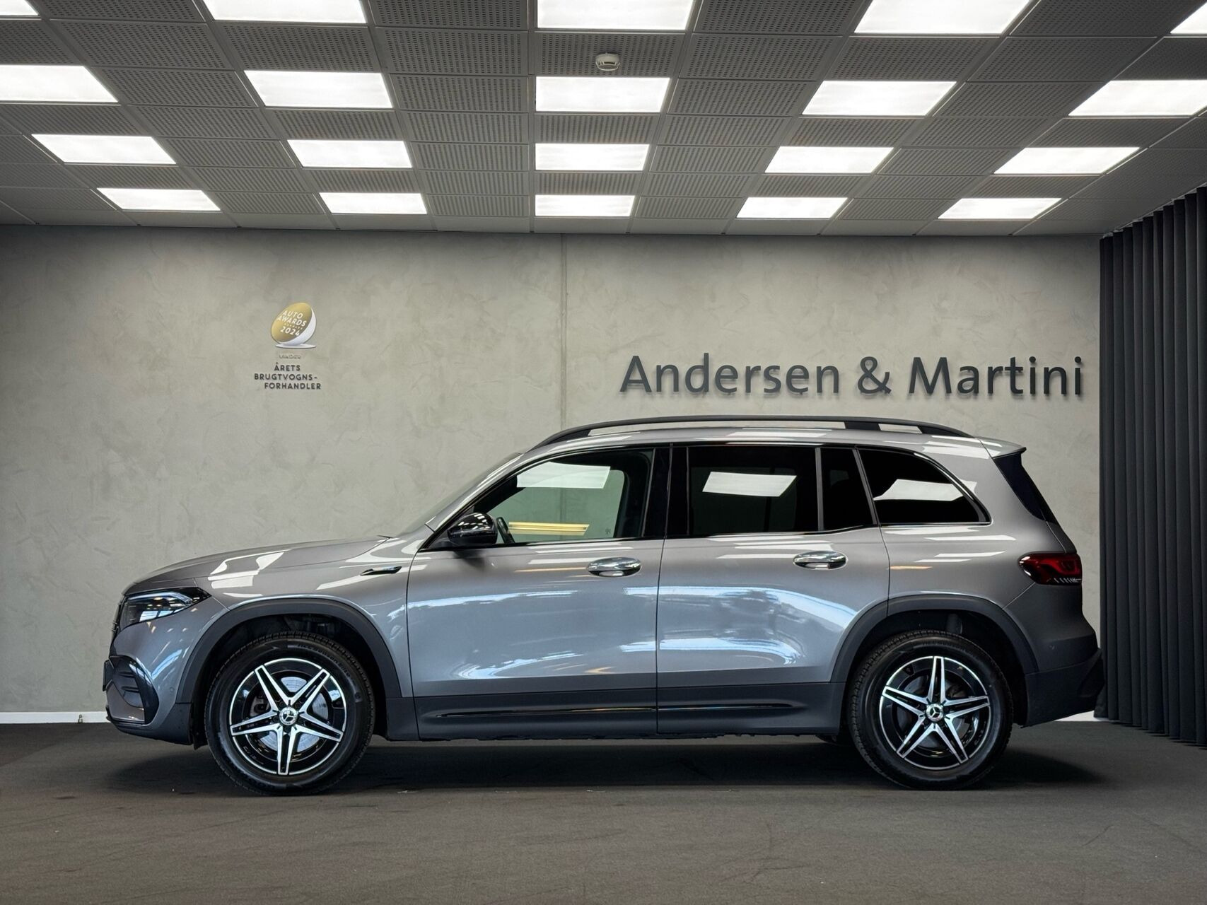 Grå Mercedes EQB 300 fra 2022