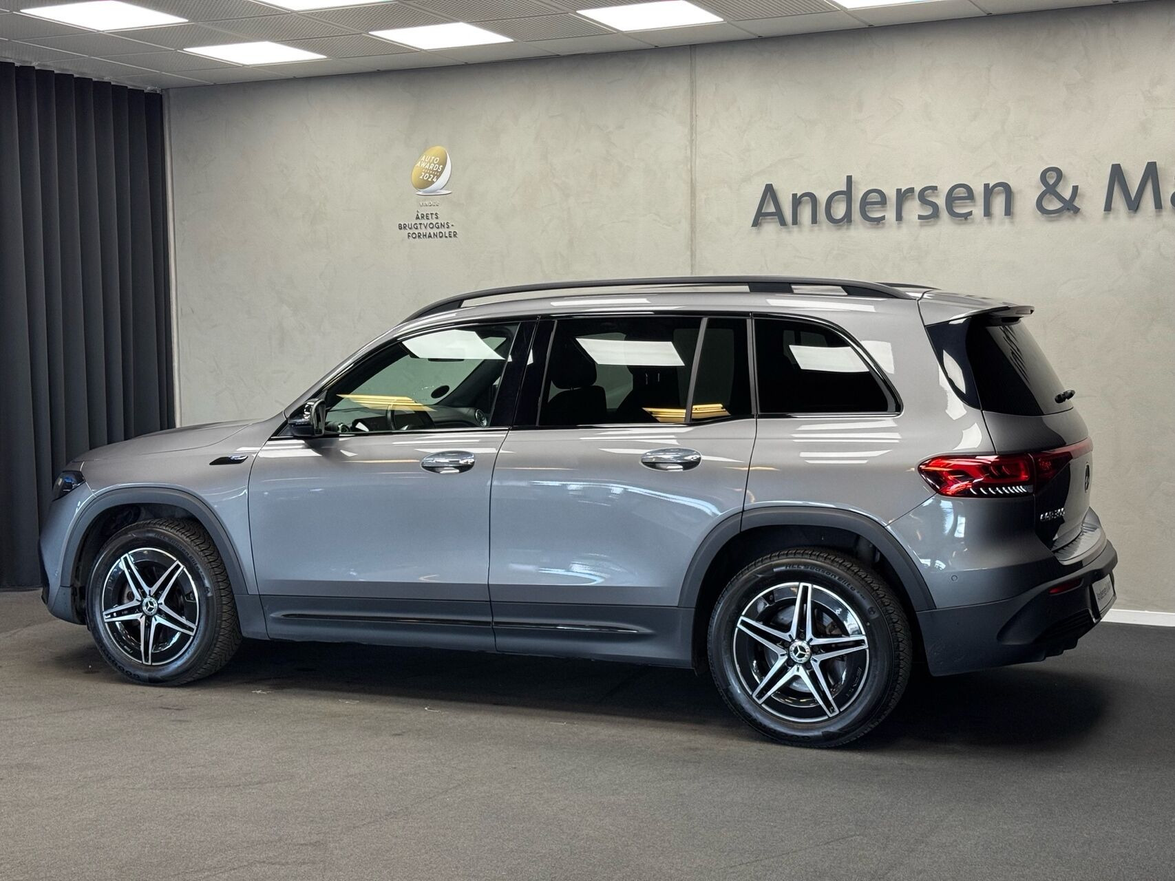 Grå Mercedes EQB 300 fra 2022