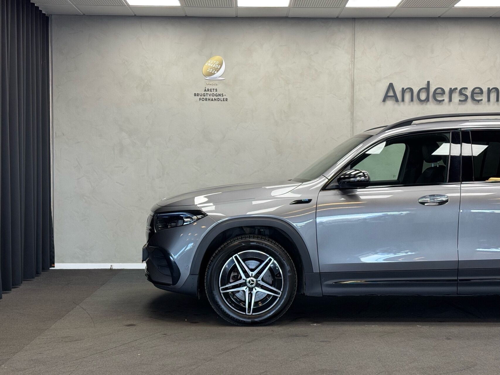 Grå Mercedes EQB 300 fra 2022