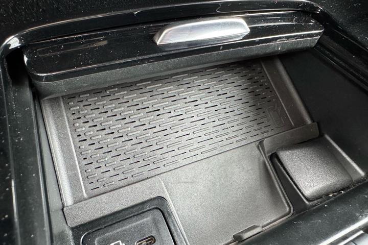 Grå Mercedes EQB 300 fra 2022