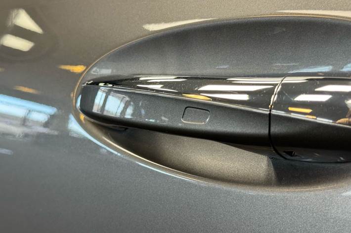 Grå Mercedes EQB 300 fra 2022