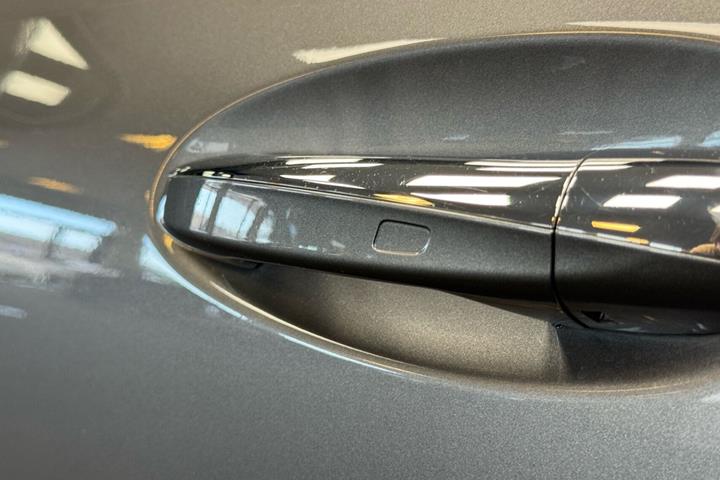 Grå Mercedes EQB 300 fra 2022