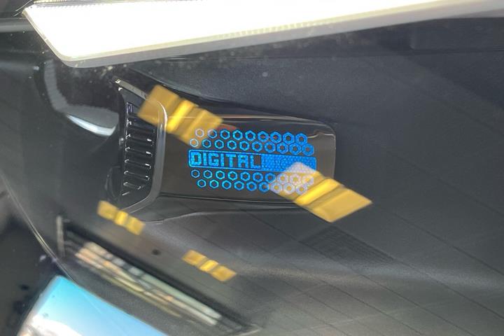 Sort Mercedes EQE 350 fra 2025 set indefra