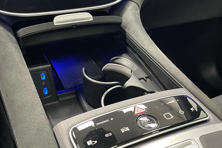 Sort Mercedes EQE 350 fra 2025
