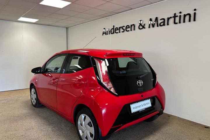 Rød Toyota Aygo fra 2016