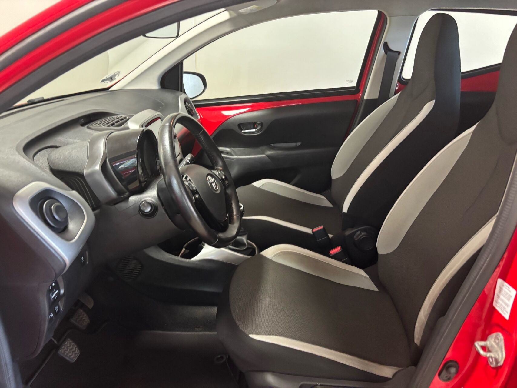 Rød Toyota Aygo fra 2016