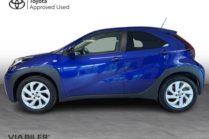Blå Toyota Aygo X fra 2024