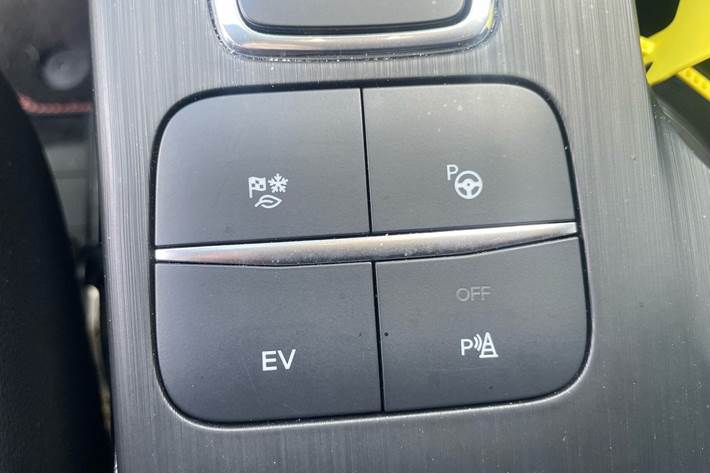 Grå Ford Kuga fra 2020