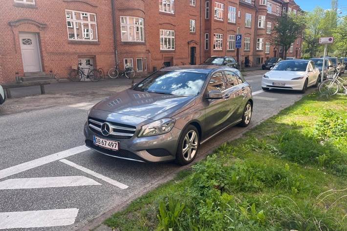 Grå Mercedes A180 fra 2015
