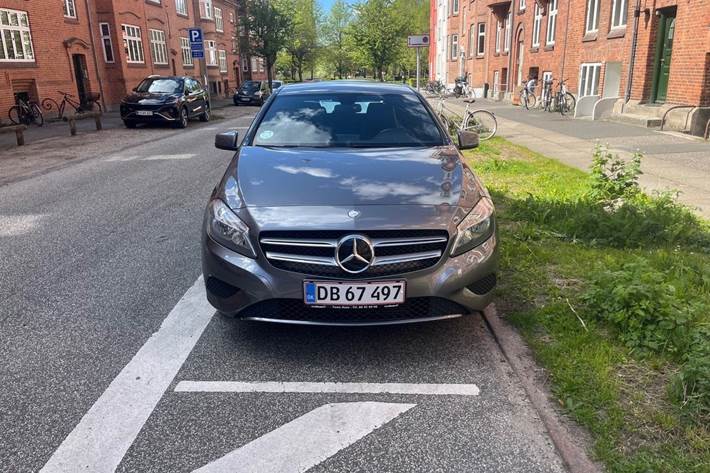 Grå Mercedes A180 fra 2015