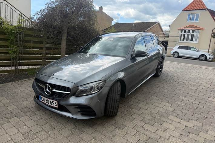 Sølv Mercedes C300 fra 2019