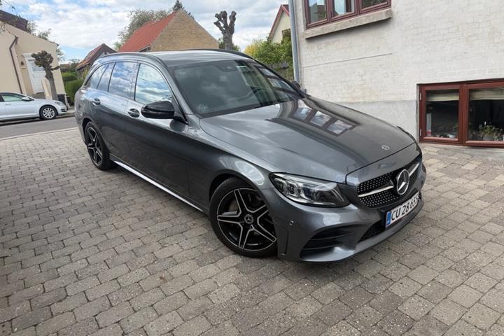 Sølv Mercedes C300 fra 2019