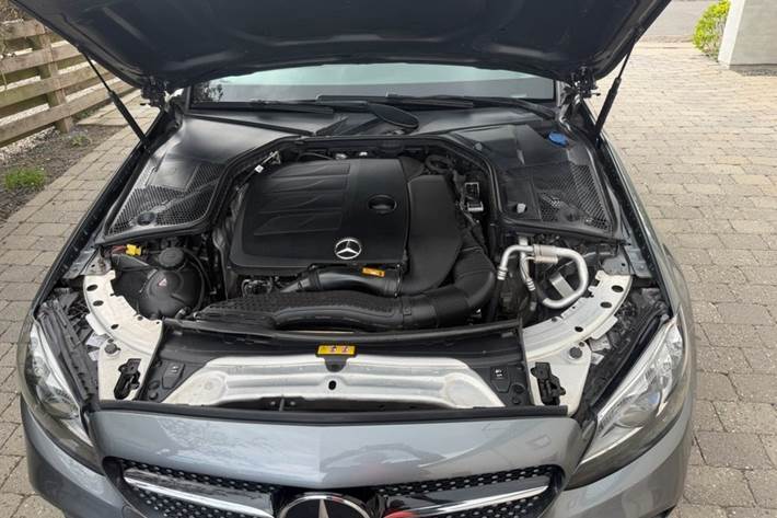 Sølv Mercedes C300 fra 2019