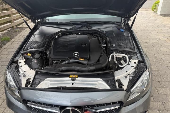 Sølv Mercedes C300 fra 2019