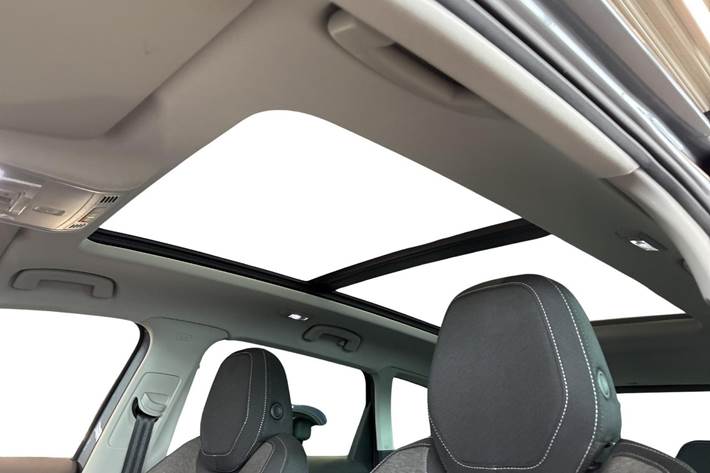 Grå Skoda Karoq fra 2023