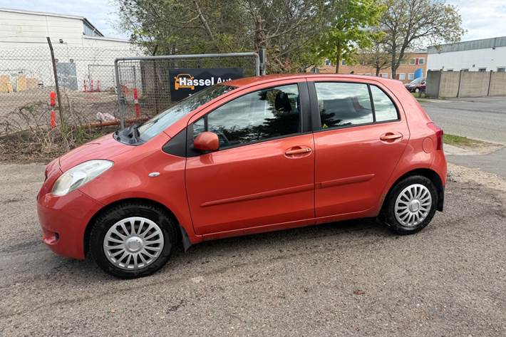 Grøn Toyota Yaris fra 2007