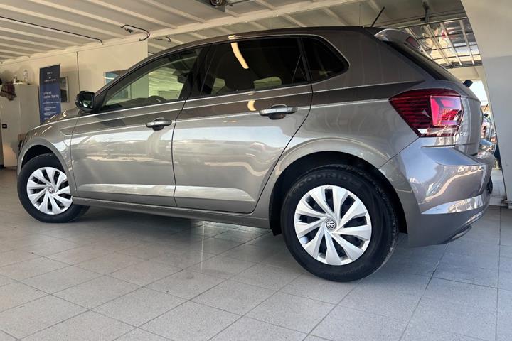 Grå VW Polo fra 2020