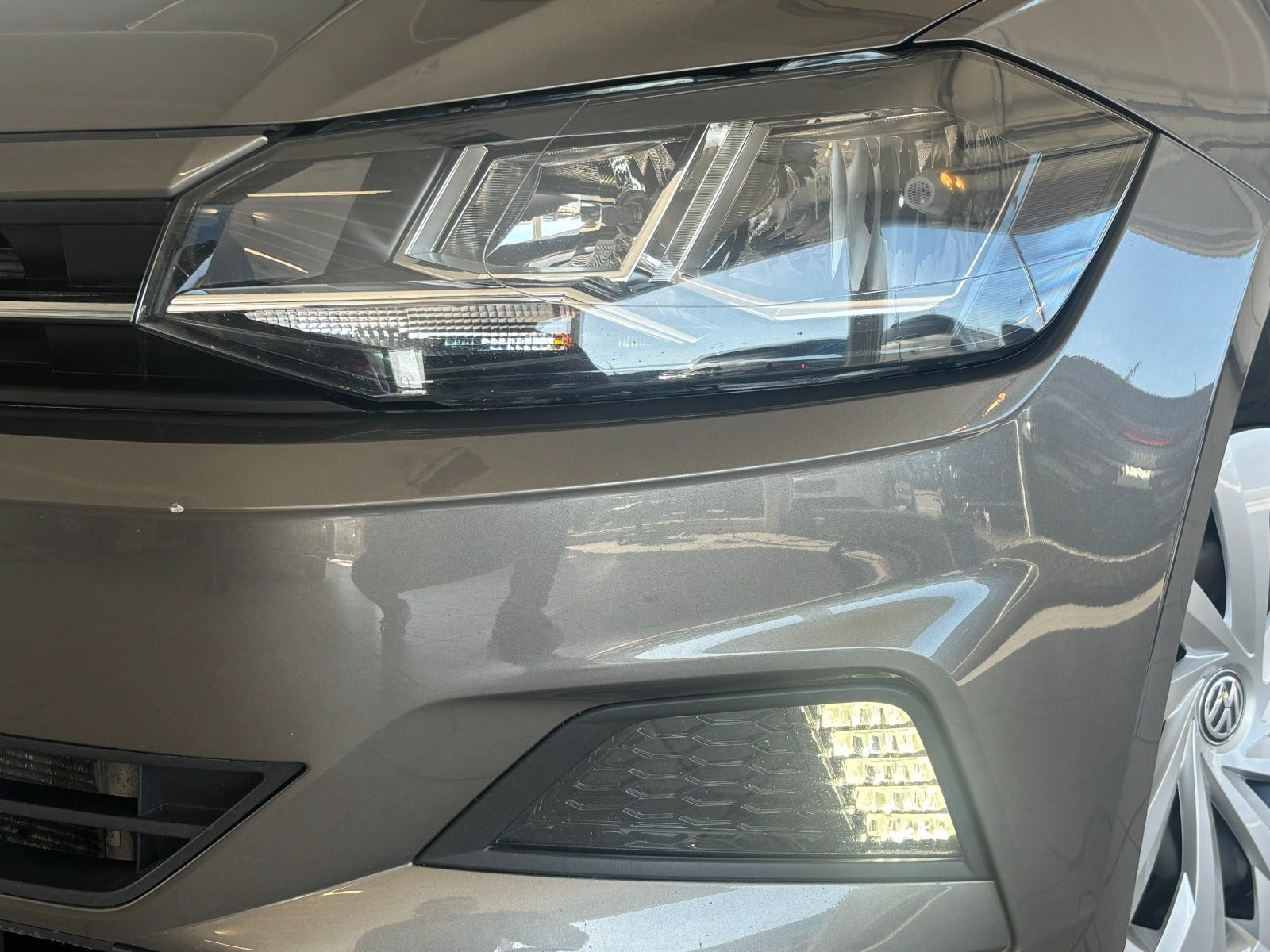 Grå VW Polo fra 2020