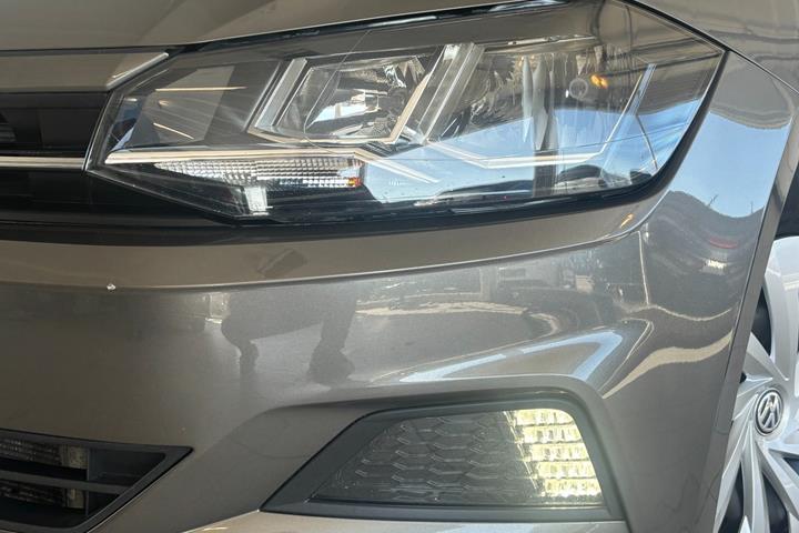 Grå VW Polo fra 2020