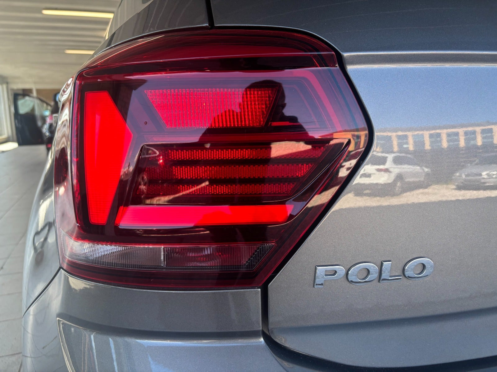 Grå VW Polo fra 2020