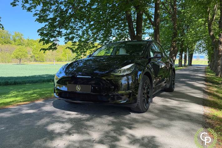 Hvid Tesla Model Y fra 2023