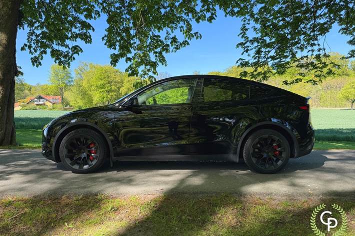 Hvid Tesla Model Y fra 2023