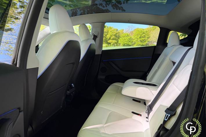 Hvid Tesla Model Y fra 2023