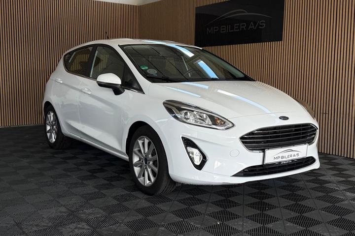 Hvid Ford Fiesta fra 2017 set udefra