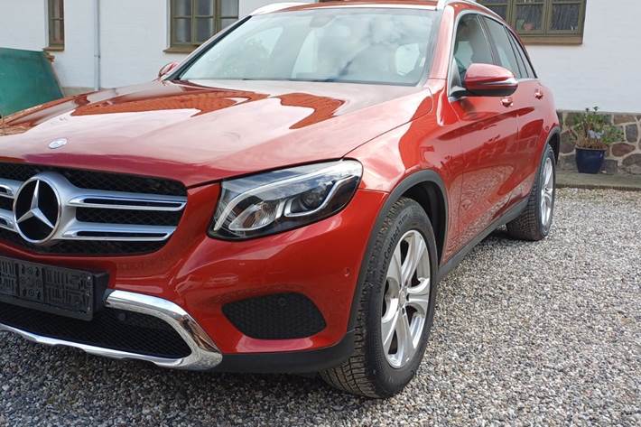 Rød Mercedes GLC220 d fra 2017