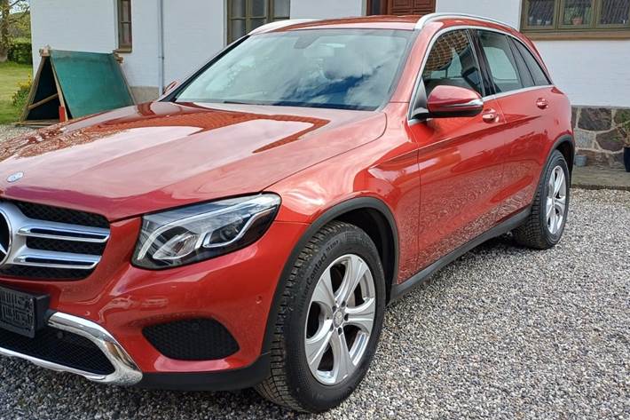 Rød Mercedes GLC220 d fra 2017