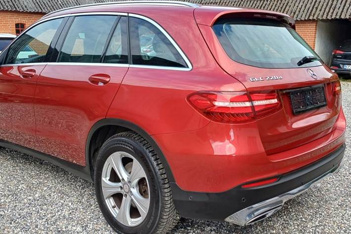 Rød Mercedes GLC220 d fra 2017