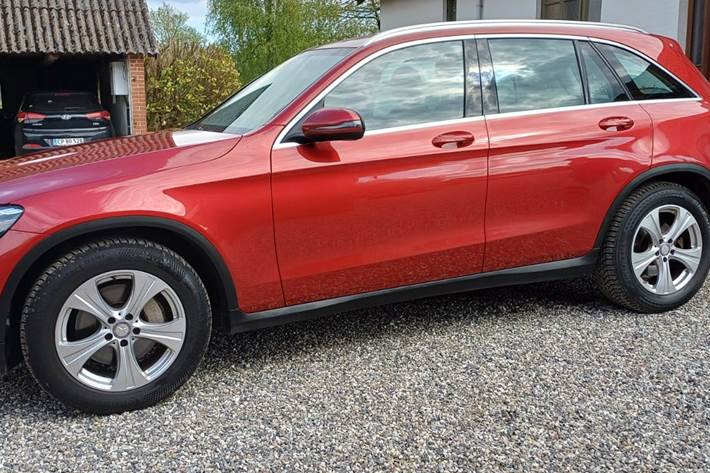 Rød Mercedes GLC220 d fra 2017
